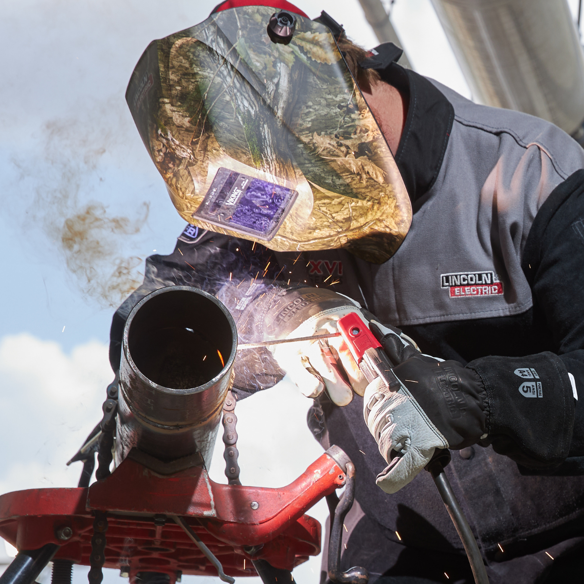 Lincoln Viking 1740 4C Mossy Oak Auto - Darkening Welding Helmet K5241 - 3: Great Value for Welders